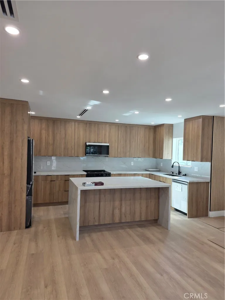 254 W Santa Anita, Burbank, California 91502 home-pic-2